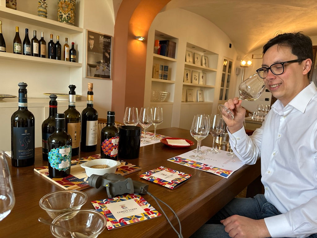 Henry in het proeflokaal van Gorghi Tondi aan de Grillo Coste a Preola