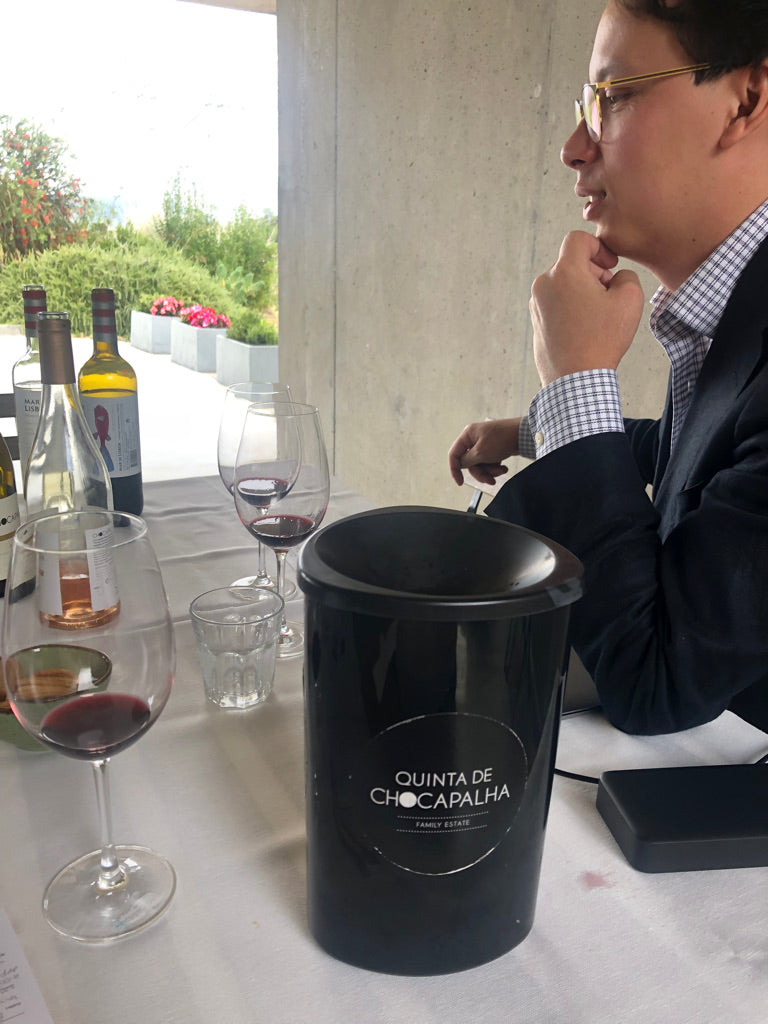 Henry proeft rode wijn bij Quinta de Chocapalha