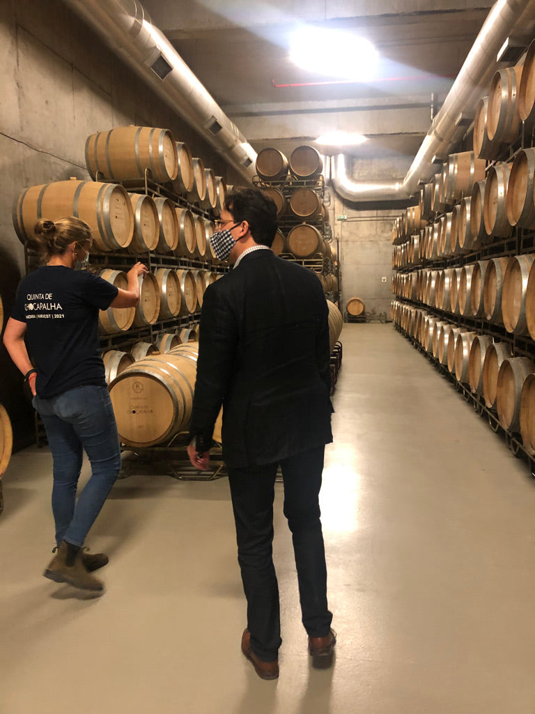 Henry en Sandra in de ruimte met barriques van Quinta de Chocapalha.